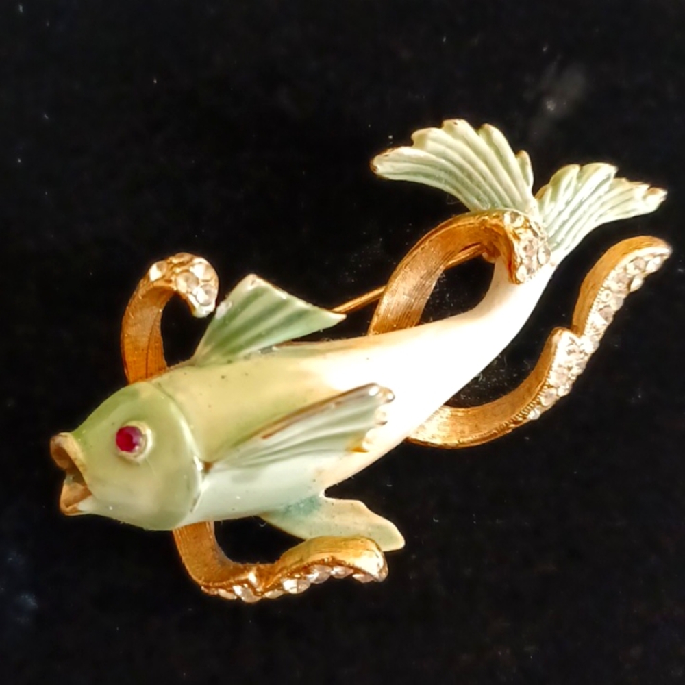 GST signed vintage green enamel koi fish brooch in goldtone with rhinestones.